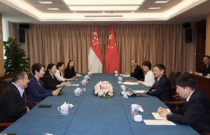 生态环境部部长黄润秋会见新加坡永续发展与环境部部长傅海燕